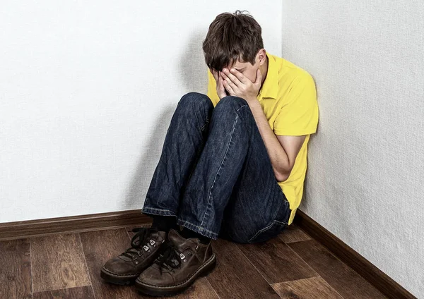 Θλιβερή Έφηβο Κλαίει Στη Γωνία Στο Πάτωμα — Φωτογραφία Αρχείου