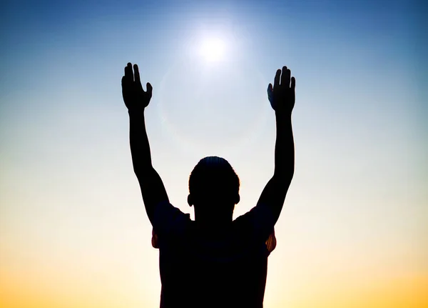 Eller Yukarı Gökyüzü Arka Plan Üzerinde Olan Bir Adam Silüeti — Stok fotoğraf