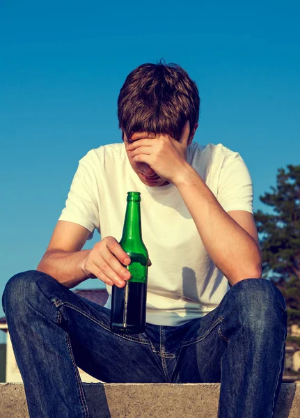 Gestemde Foto Van Trieste Man Met Een Biertje Straat — Stockfoto