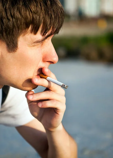 Jovem Com Cigarro Livre Closeup — Fotografia de Stock