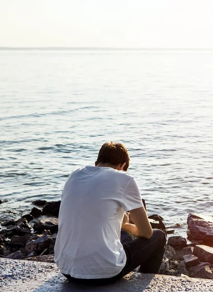 Treurig Eenzaam Man Achtergrond Van Zee — Stockfoto