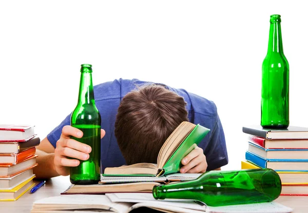 Student Mit Einem Bier Schlaf Auf Den Büchern Isoliert Auf — Stockfoto