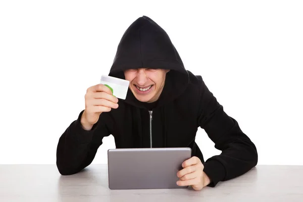 Vrolijke Hacker Met Een Tabletcomputer Een Bankkaart Witte Achtergrond — Stockfoto