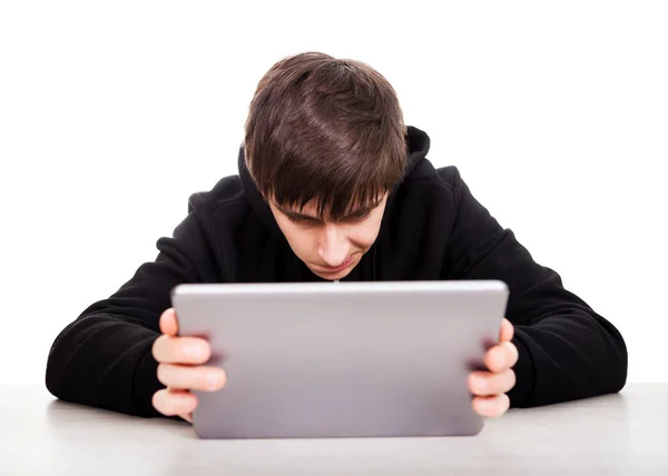 Troublé Jeune Homme Avec Ordinateur Tablette Isolé Sur Fond Blanc — Photo