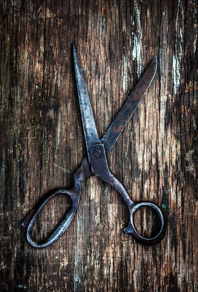 Ahşap arka plan closeup için Vintage makaslar