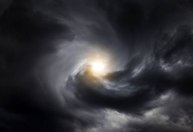 Karanlık fırtına bulutları içinde bulanık girdap