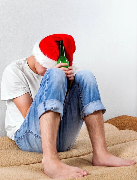 Hombre Triste Santa Sombrero Con Una Cerveza Sofá Por Pared — Foto de Stock