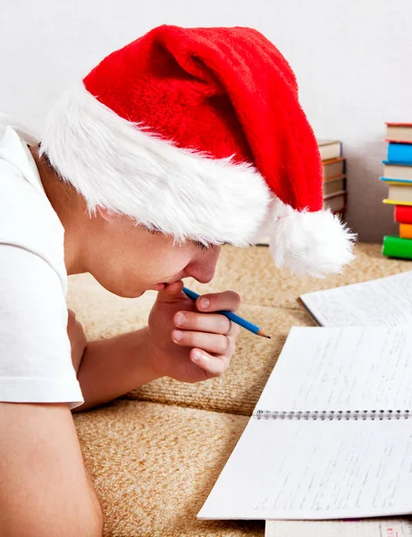 Studentin Mit Weihnachtsmannmütze Macht Hausaufgaben Auf Dem Sofa — Stockfoto