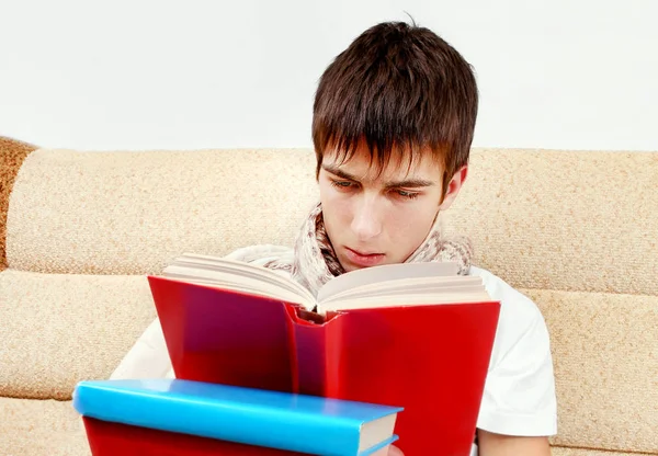 Jeune Homme Lit Livre Sur Canapé Maison — Photo