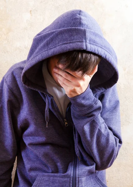 Trauriger Junger Mann Kapuzenpullover Der Alten Mauer — Stockfoto