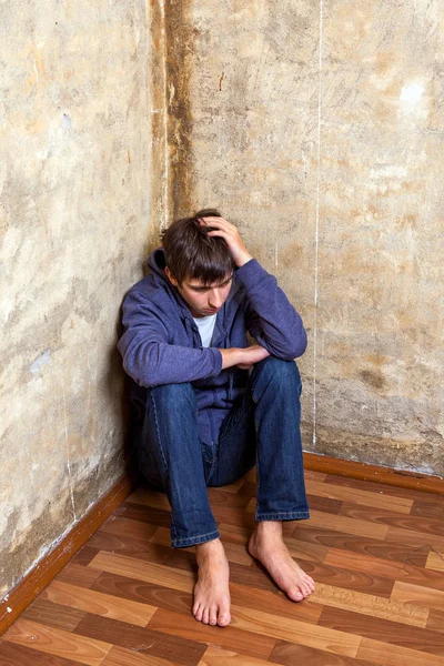 Piedi Nudi Giovanotto Triste Angolo Sul Pavimento Vicino Vecchio Muro — Foto Stock