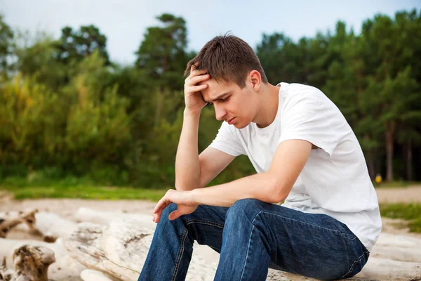 Triste Joven Sentado Registro Fondo Naturaleza — Foto de Stock