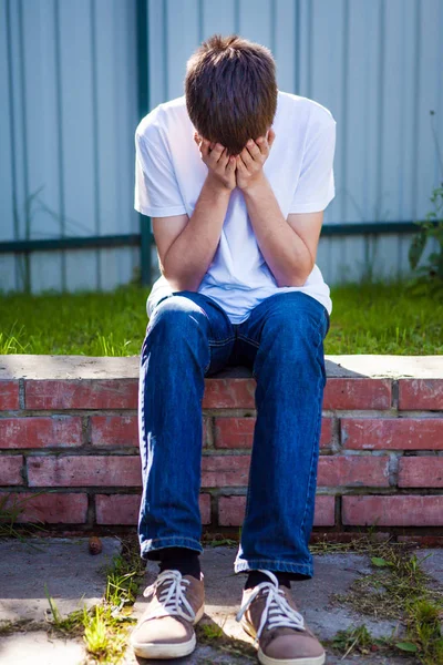 Młody Człowiek Siedzieć Smutny Ulicy — Zdjęcie stockowe