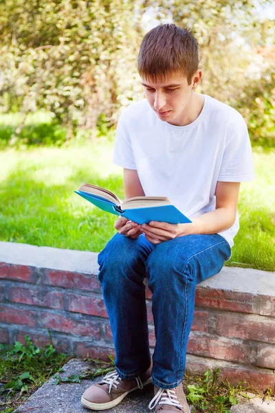 Giovane Con Libro Nel Parco Estivo — Foto Stock