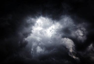 Karanlık ve dramatik fırtına bulutları arka plan