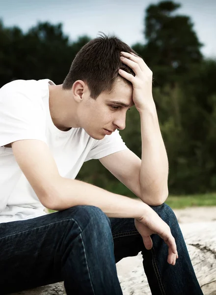 Foto Tonificada Del Joven Triste Fondo Naturaleza — Foto de Stock