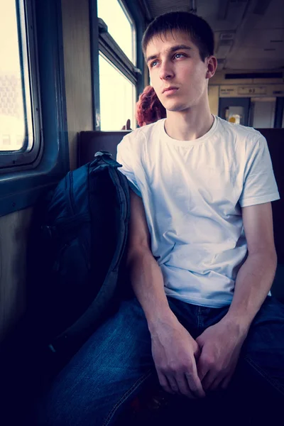 Stonowanych Zdjęcie Zamyślony Młody Człowiek Siedzieć Pociągu — Zdjęcie stockowe