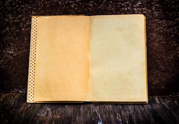 Открытая Старая Книга Деревянном Фоне — стоковое фото