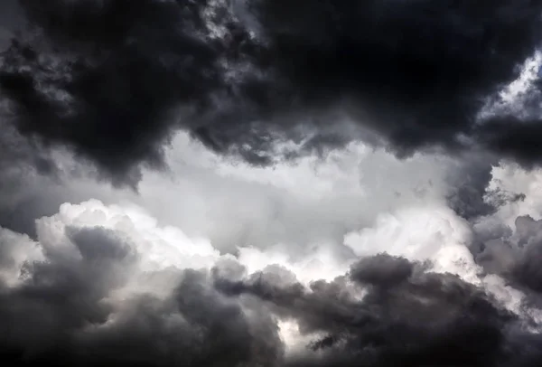 Тёмные Впечатляющие Облака — стоковое фото