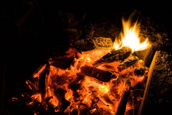 Огненный Лагерь Горит Ночи — стоковое фото