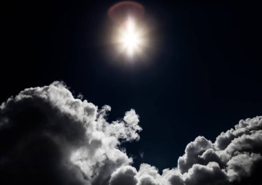 Gece gökyüzünde ışık ve dramatik bulutlar ile