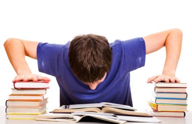 Öğrenci Beyaz arka plan üzerine bir kitap okul masasında tutun