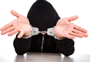 Adam kelepçeli bir avuç içi beyaz arka plan üzerinde gösterir.