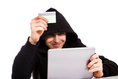 Tablet bilgisayar ve beyaz zemin üzerine banka kartı olan neşeli Hacker