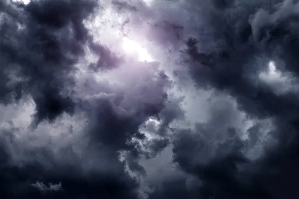 Světlo Tmě Dramatické Bouřkové Mraky — Stock fotografie