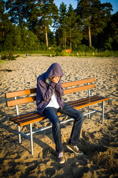 Siedzieć Smutny Mężczyzna Młody Zewnątrz Ława — Zdjęcie stockowe