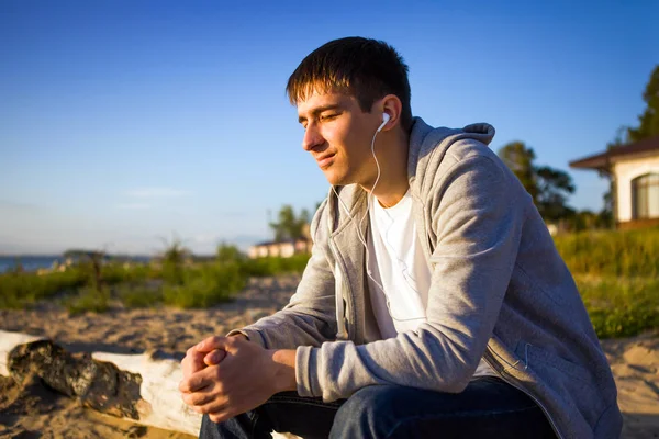 Щасливий Молодий Чоловік Слухати Музику Відкритому Повітрі — стокове фото