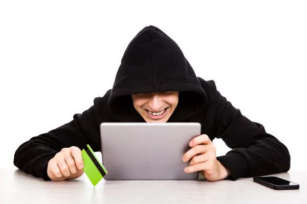 Vrolijke Hacker Met Een Tabletcomputer Een Bankkaart Witte Achtergrond — Stockfoto