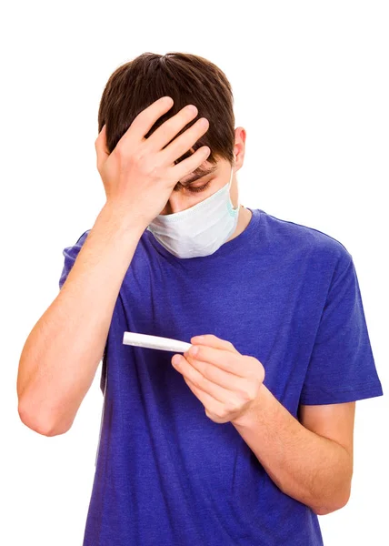 Grip Maskeli Genç Adam Termometre Izole Beyaz Arka Plan Üzerinde — Stok fotoğraf