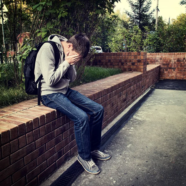 Tónovaný Fotografie Smutná Mladý Muž Sedí Ulici Města — Stock fotografie