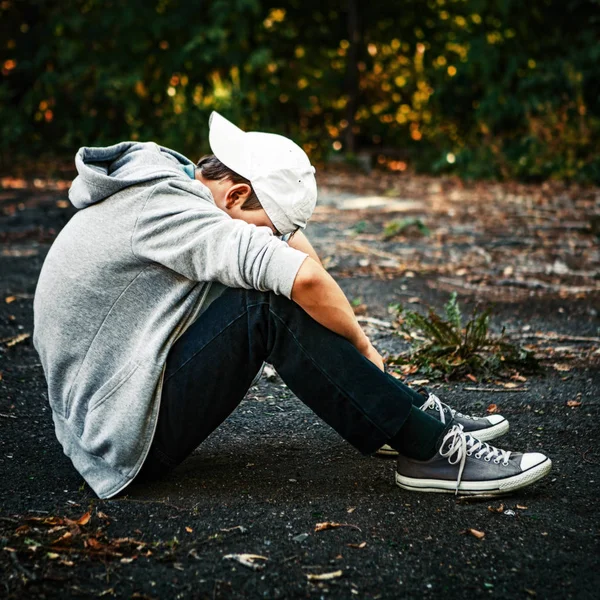 Getöntes Foto Eines Traurigen Teenagers Der Draußen Auf Dem Boden — Stockfoto