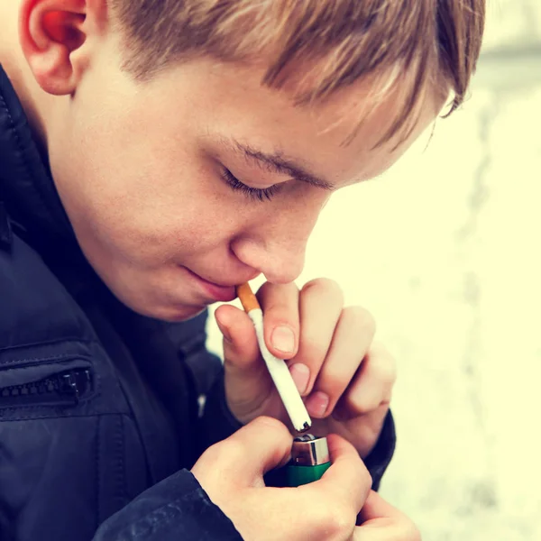 Tonad Foto Pojke Röker Cigarett Gatan Närbild — Stockfoto