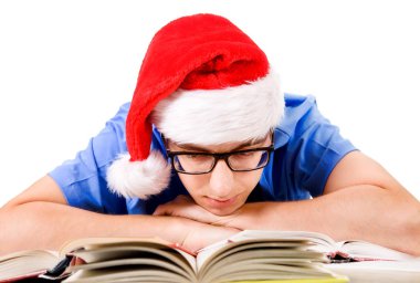 Noel Baba'nın şapkalı beyaz arka plan üzerinde izole okul masasında üzgün öğrenci