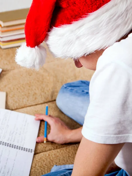 Studentin Mit Weihnachtsmannmütze Macht Hausaufgaben Auf Dem Sofa — Stockfoto