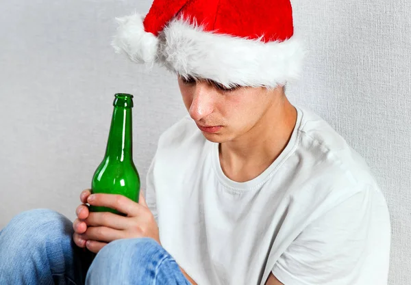 Giovane Triste Santa Hat Con Una Birra Vicino Muro — Foto Stock