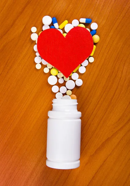 Forme Coeur Rouge Avec Une Pilule Sur Table Gros Plan — Photo