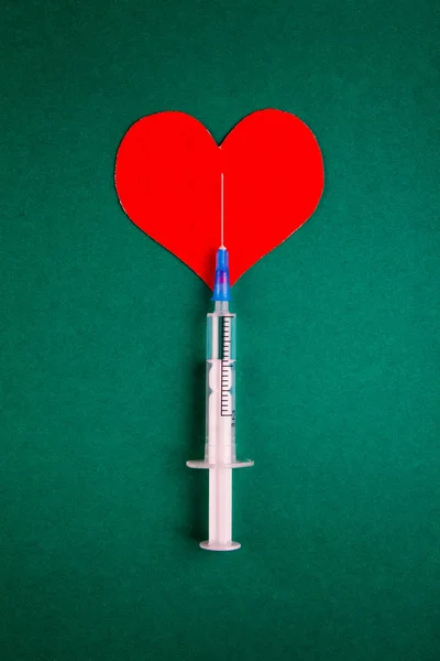 Red Heart Shape Syringe Green Background Closeup — Stock Photo, Image
