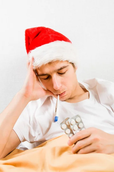 Joven Enfermo Sombrero Santa Con Termómetro Pastillas Cama —  Fotos de Stock