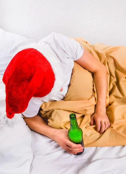 Hombre Santa Sombrero Cama Con Una Botella Cerveza — Foto de Stock