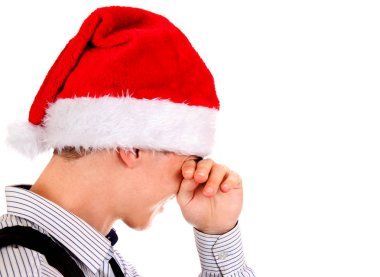 Beyaz arka plan üzerinde izole Santa şapka üzgün genç adam
