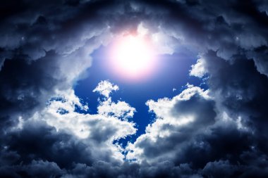 Karanlık ve Dramatik Fırtına Bulutlarında Delik