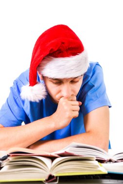 Noel Baba şapkası öğrenci Beyaz arka plan üzerine bir kitap okumak