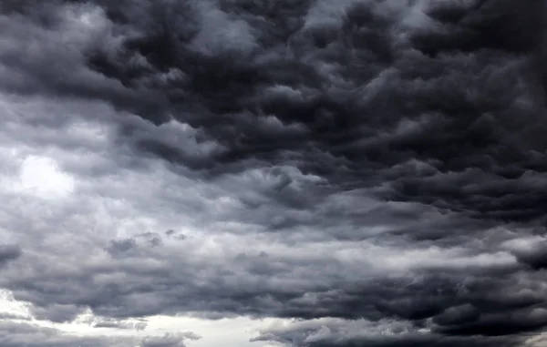 暗く劇的な嵐の雲の領域の背景 — ストック写真