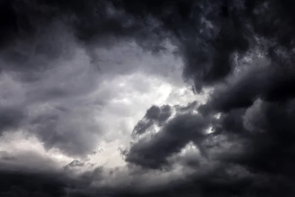 Dunkle Und Dramatische Gewitterwolken Hintergrund — Stockfoto