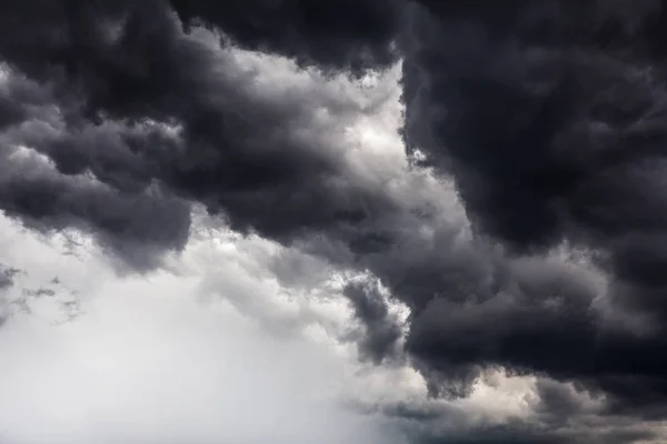 Karanlık Dramatik Fırtına Bulutları Arka Plan — Stok fotoğraf