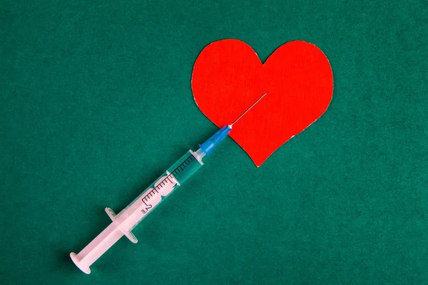 Red Heart Shape Syringe Green Background Closeup — Stock Photo, Image